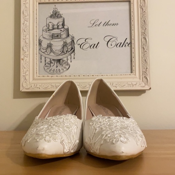 Ivory Lace Leather Low Heels, Size 9 (42) - Picture 6 of 12